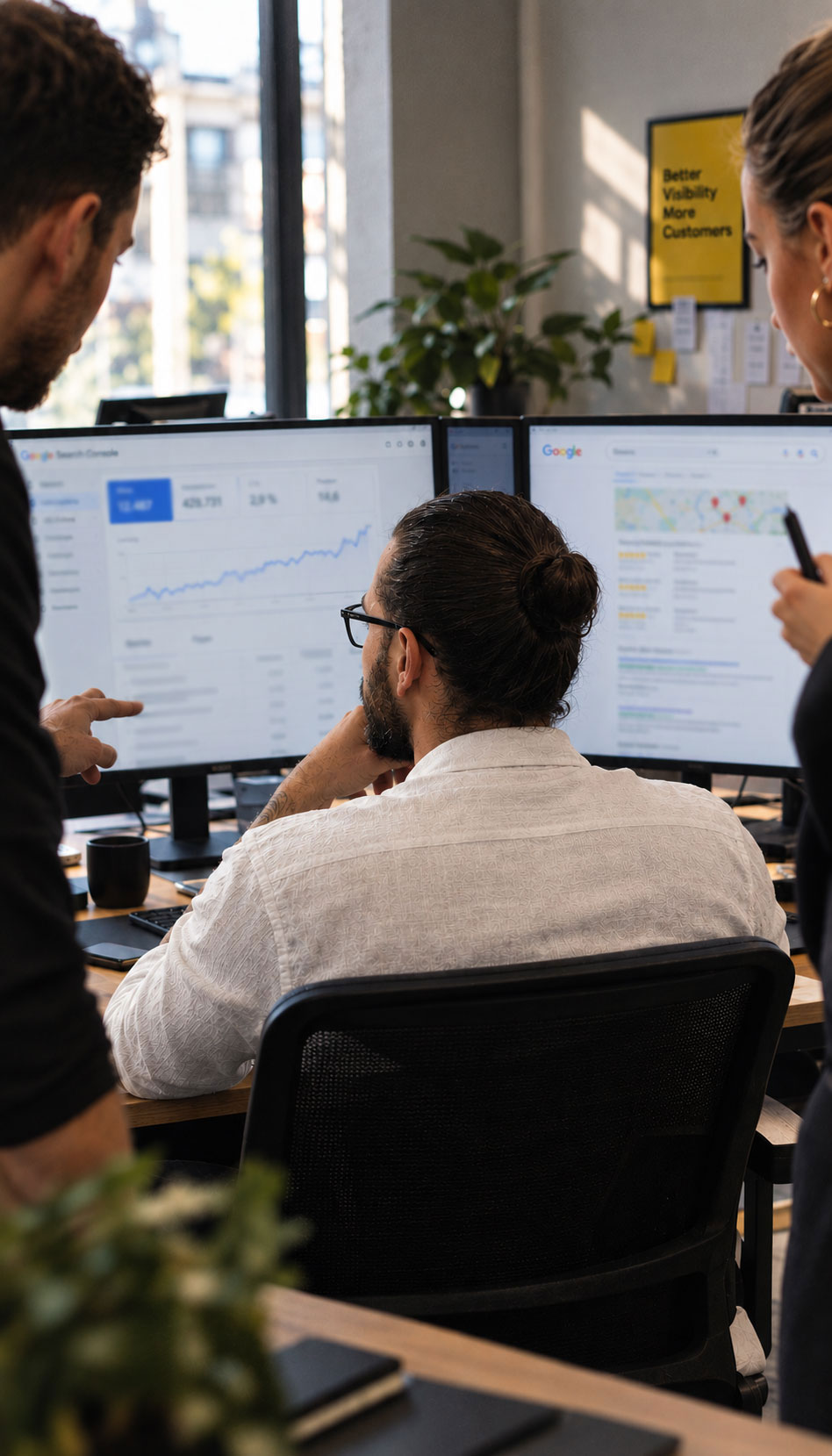 DTILE GmbH Team analysiert Google Search Console und Google-Maps-Rankings im Hamburger Büro
